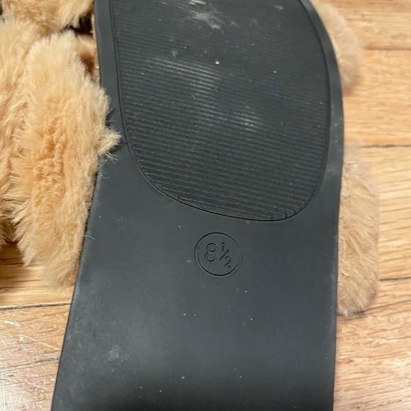 Mossimo Supply Co. Tan Fuzzy Slippers Women’s 8.5 - Picture 6 of 8